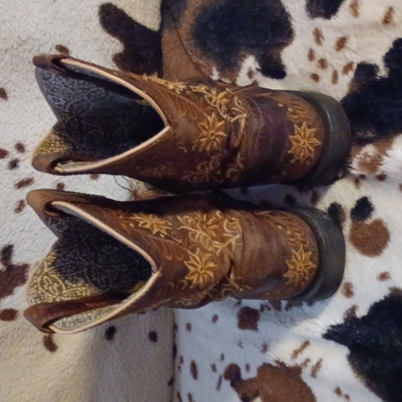 DAN POST, BROWN WITH YELLOW LOOKING DAISIES. KIDS SIZE 2.5. - Picture 6 of 9